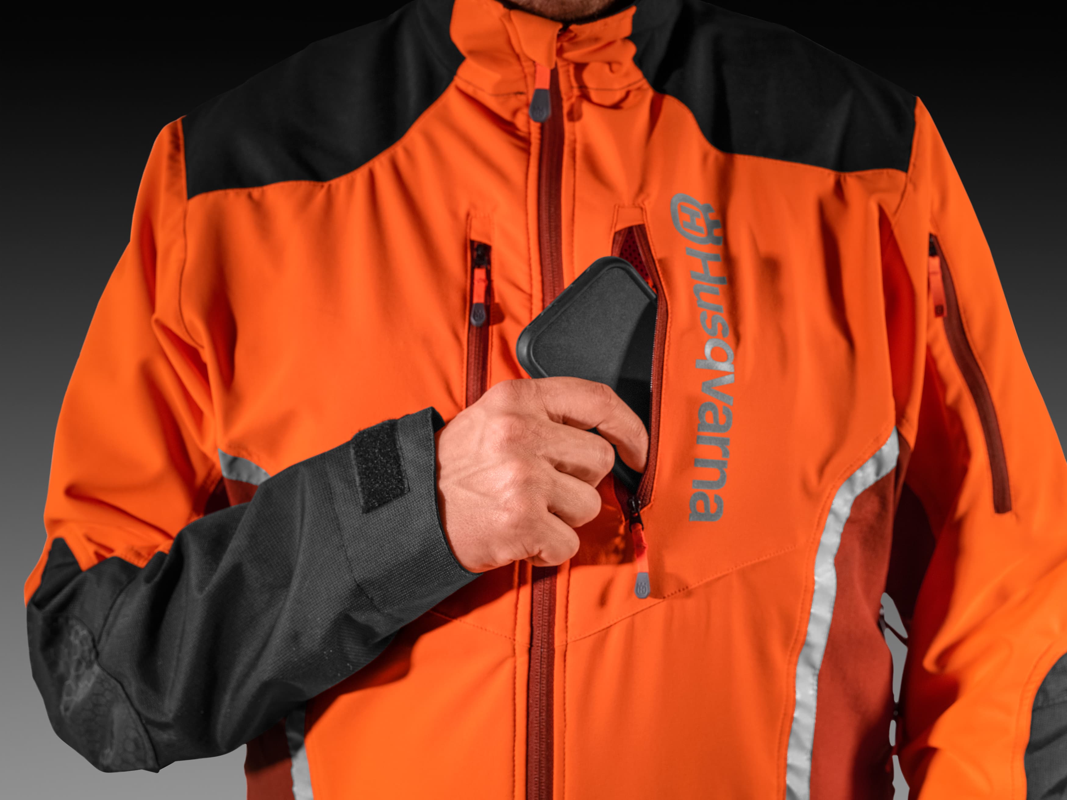 Multiple pockets designed to be easily accessible even while wearing a tool belt harness. The sealed front pockets prevent sawdust from entering and damaging the zipper, and the padded lining protects your mobile phone from scratches and cold temperatures. image