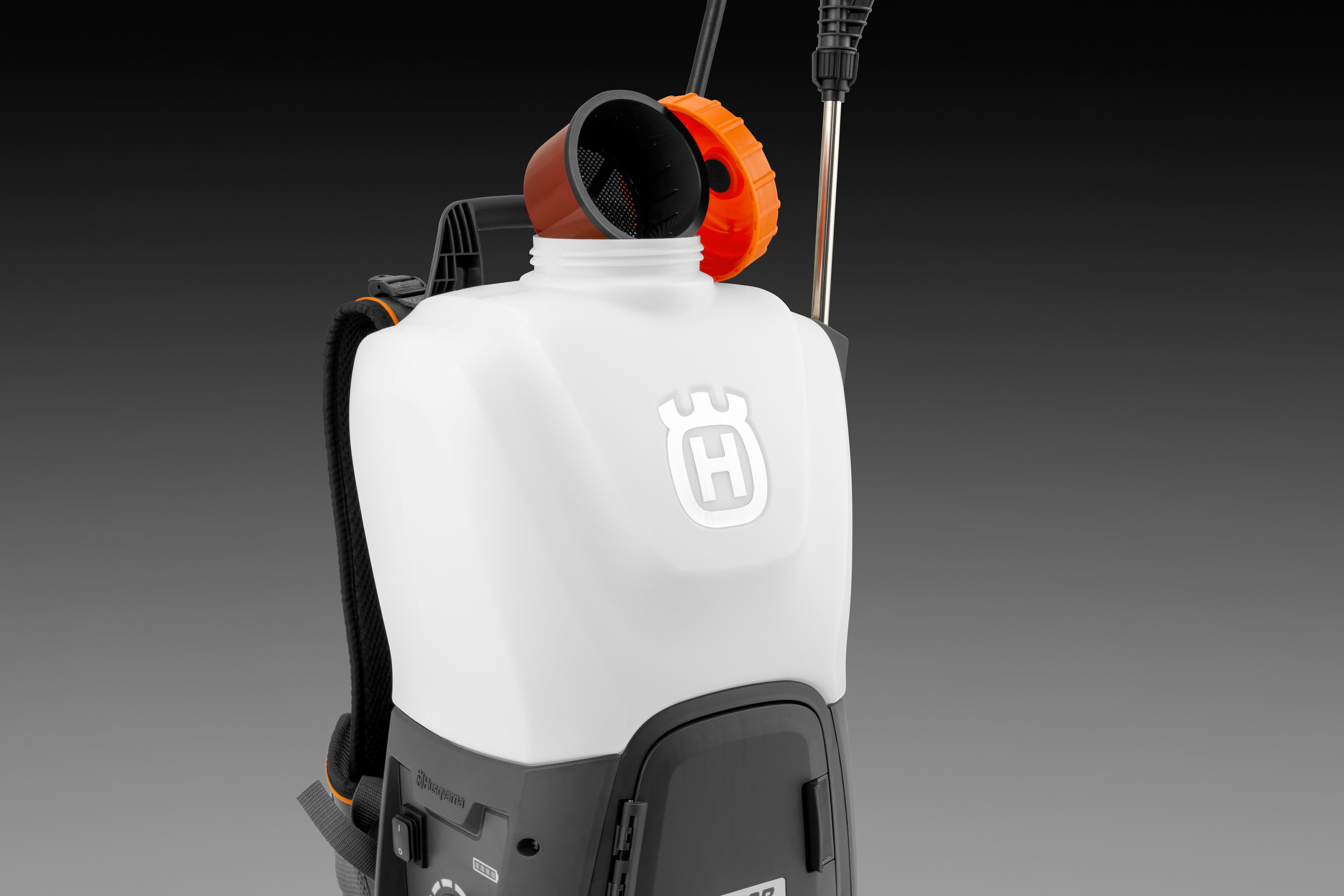 The large tank opening simplifies filling and cleaning, while the filter basket keeps unwanted solids out. image